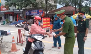 Tại huyện Đình Lập thành lập các chốt kiểm tra y tế đối với người, phương tiện lưu thông trên đường .Ảnh: TL