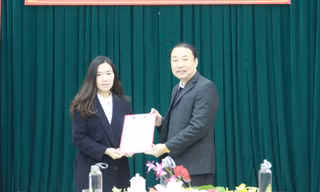 Bà Thùy (bìa trái) , nhận quyết định bổ nhiệm làm Phó GĐ sở Ngoại vụ Lạng Sơn .Ảnh M.Đức