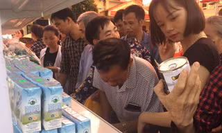 Trên 200 hộ dân nghèo ở huyện Cao Lộc tham gia "Chợ nhân đạo". Những nhu yếu phẩm thiết yếu cho cuộc sống hàng ngày rất "đắt hàng" .Ảnh: Duy Chiến 