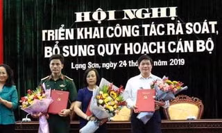 Đại tá Thuân (giữa), bà Hậu, ông Chấn nhận hoa chúc mừng của lãnh đạo Tỉnh ủy Lạng Sơn 