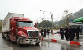 Đoàn xe chờ hàng xuất khẩu sang Trung Quốc được kiểm tra nghiêm ngặt về y tế cũng như nhân thân tài xế .Ảnh: Duy Chiến