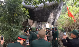 Cựu chiến binh Sư đoàn 338 tâm nhang tại pháo đài Đồng Đăng .Ảnh: Duy Chiến