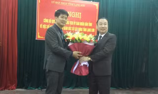 Lãnh đạo tỉnh Lạng Sơn trao quyết định, tặng hoa chúc mừng ông Nguyễn Sỹ Tân (bìa trái), GĐ sở Xây dựng. Ảnh: Duy Chiến