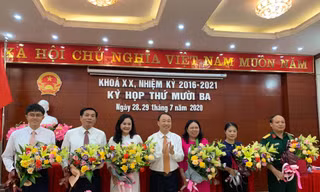 Tân Chủ tịch và hai phó chủ tịch HĐND-UBND (bìa trái) cùng các vị ủy viên UBND thành phố Lạng Sơn nhận hoa chúc mừng .Ảnh: Duy Chiến