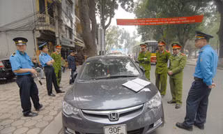 Lực lượng chức năng dàn hàng xử lý xe vi phạm