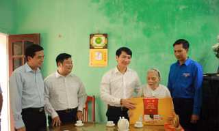 Bí thư Trung ương Đoàn Nguyễn Ngọc Lương thăm tặng quà mẹ Việt Nam anh hùng