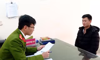 Công an làm việc với đối tượng liên quan đường dây cá độ bóng đá