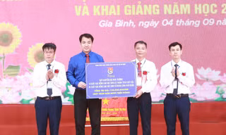 Bí thư Trung ương Đoàn Ngô Văn Cương trao học bổng và quà tặng trường THPT Gia Bình số 1