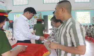 Trao căn cước công dân cho các phạm nhân được đặc xá tại Trại giam Ngọc Lý