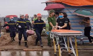 Công an đưa thi thể nạn nhân ra khỏi hiện trường