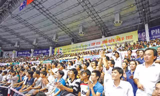Hờ hững với bóng chuyền