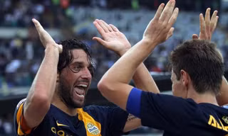 Toni mang nước mắt tới Milan, Tevez đưa nụ cười về Juve