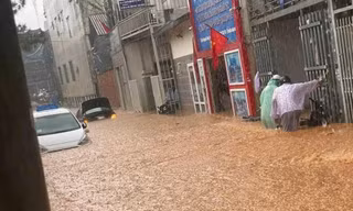 Đà Lạt “bất ổn” ngày đầu nghỉ lễ: Mưa lớn khiến nước ngập nặng ở nhiều nơi