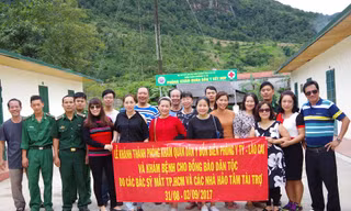 Đoàn y bác sĩ đến từ TPHCM tại lễ bàn giao phòng khám và trang thiết bị y tế cho Đồn biên phòng Y Tý