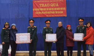 Đoàn công tác trao tặng quà cho trường mầm non, tiểu học và THCS xã Mai Long, sáng 4/2