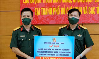 Đại tá Nguyễn Đình Đức, Trưởng ban Công đoàn Quốc phòng (bên trái) trao tặng hỗ trợ cho đại diện Học viện Quân y, sáng 22/9. Ảnh: Nguyễn Minh 