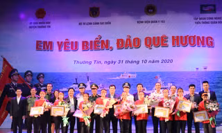 Lãnh đạo Bộ Tư lệnh CSB Việt Nam và UBND huyện Thường Tín trao giải thưởng cho các học sinh đạt giải xuất sắc trong cuộc thi lần này