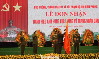 Phó Thủ tướng thường trực Trương Hòa Bình trao tặng danh hiệu Anh hùng LLVT nhân dân cho Cục PCMT&TP Bộ đội Biên phòng, chiều 20/12