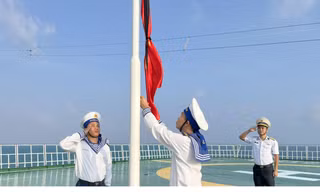 Bộ đội Hải quân treo cờ rủ tưởng nhớ Tổng Bí thư Nguyễn Phú Trọng tại Trường Sa và Nhà giàn DK1