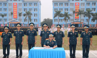 Đại diện các đơn vị ký giao ước thi đua