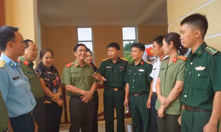 Lãnh đạo các đơn vị cùng các đại biểu điển hình về dự hội nghị, sáng 26/7