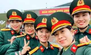 5 nữ điều dưỡng lần đầu xung phong diễu binh