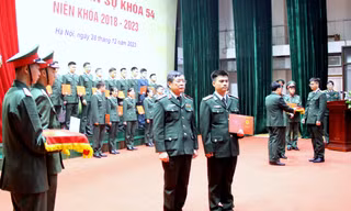 Học viện Kỹ thuật Quân sự trao quân hàm sĩ quan cho 336 học viên Khóa 54 