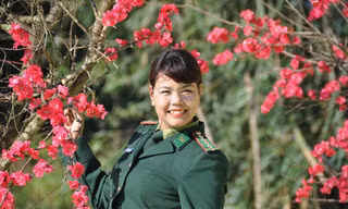 Nữ chiến sĩ quân hàm xanh dệt mùa xuân biên cương