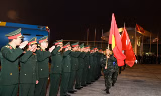 Xúc động hình ảnh người lính Việt Nam tạm biệt đất nước lên đường tới Thổ Nhĩ Kỳ