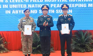 Thượng tướng Hoàng Xuân Chiến, Thứ trưởng Bộ Quốc phòng trao Quyết định thành lập Đội Công binh số 1 và BVDC 2.4 cho lãnh đạo Học viện Quân y và Cục Gìn giữ hòa bình Việt Nam