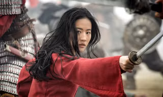 “Mulan” bị “bế” lên streaming, nhưng hãy khoan vội “khóc mướn” cho “Mulan” và Lưu Diệc Phi