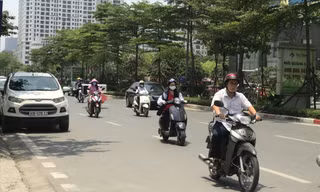 Hà Nội hôm nay có nhiệt độ cao nhất phổ biến 35-37 độ. Chỉ số tia UV ở Hà Nội và Đà Nẵng hôm nay có giá trị từ 7-9, ứng với mức gây hại cao và rất cao với cơ thể con người khi tiếp xúc trực tiếp dưới nắng.