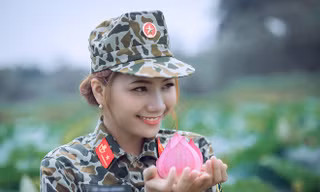 Hot girl thiếu úy đặc công 'gây thương nhớ' với bộ ảnh bên hồ sen