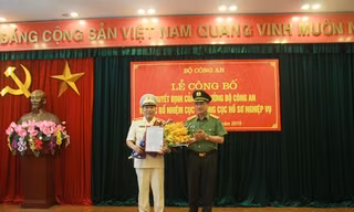 Thượng tướng Nguyễn Văn Thành trao quyết định và chúc mừng Thiếu tướng Tô Văn Huệ.