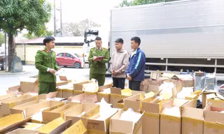 Cảnh sát bắt giữ xe tải chở hàng trăm nghìn bao thuốc lá ngoại nhập lậu 