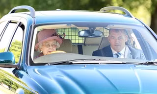 Nữ hoàng Anh và người bảo vệ an ninh trong chiếc Jaguar X-Type tại công viên trong lâu đài Windsor . Ảnh: Daily Mail.
