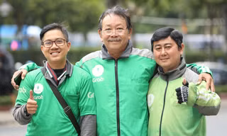 Anh Bình An (ngoài cùng bên trái) thường xuyên gặp gỡ nhiều bác tài có thâm niên để học hỏi thêm kinh nghiệm làm nghề 