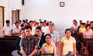 Các bị cáo nghe tuyên án tại phiên tòa.
