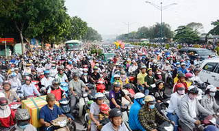 Kẹt xe trên đường Trường Chinh (quận 12), Ảnh: Hữu Công