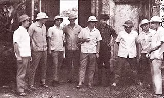 Phi hành đoàn của Khusainov ở trong sân Đại sứ quán Liên Xô tại Hà Nội (Khusainov - người thứ 4 từ phải qua). Theo ghi chú của tác giả bài viết thì ảnh này do đồng chí Đong chụp.