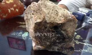 Hai viên đá này một viên màu trắng phấn nặng khoảng 0,9kg và một viên màu đỏ tươi nặng khoảng 0,6kg cùng tỏa ra mùi thơm giống mùi nước hoa. Viên đá trắng có trọng lượng khoảng 0,9 kg.