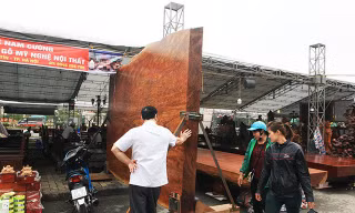 Sập gỗ Cẩm Lai 'khủng' giá hơn 4 tỷ đồng ở Bắc Ninh