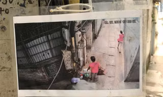 Ngõ nhỏ Hà Nội sạch bong sau khi treo ảnh người đổ rác trộm