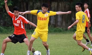 Văn Quyến trên sân tập của Ninh Bình hôm qua, chuẩn bị cho trận đấu ở AFC Cup ngày 13/5. Ảnh: Lâm Thỏa.