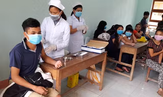 Tiêm phòng bạch hầu người dân huyện Tây Giang 