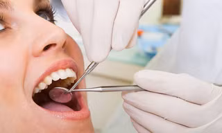 Để hạn chế những rủi ro do khi mọc răng khôn, người bệnh nên đến các cơ sở y tế để được khám và tư vấn hướng điều trị kịp thời. Ảnh minh họa