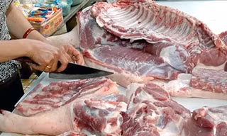 Lợn được chia ra từng phần đều nhau cho các gia đình