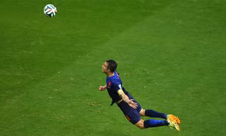 Van Persie trong pha làm bàn không tưởng ở trận ra quân World Cup 2014. Ảnh: Reuters.