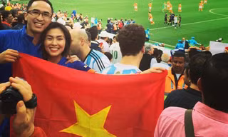 Tăng Thanh Hà và chồng hạnh phúc trên khán đài. Cặp đôi không quên mang theo lá cờ đỏ sao vàng tới sân vận động ở Sao Paulo. 