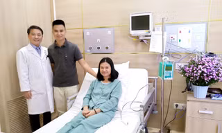 Các bác sĩ Vinmec Đà Nẵng tiến hành ca can thiệp mạch não đầu tiên cho chị Hồng Vĩ